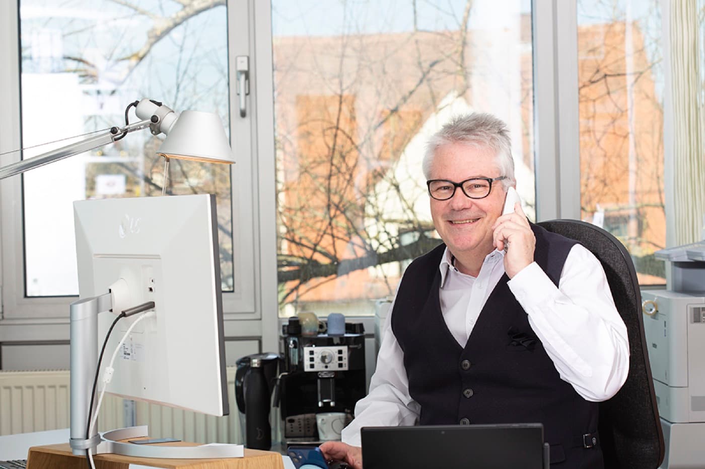 Stefan Rath am Schreibtisch im Telefonat